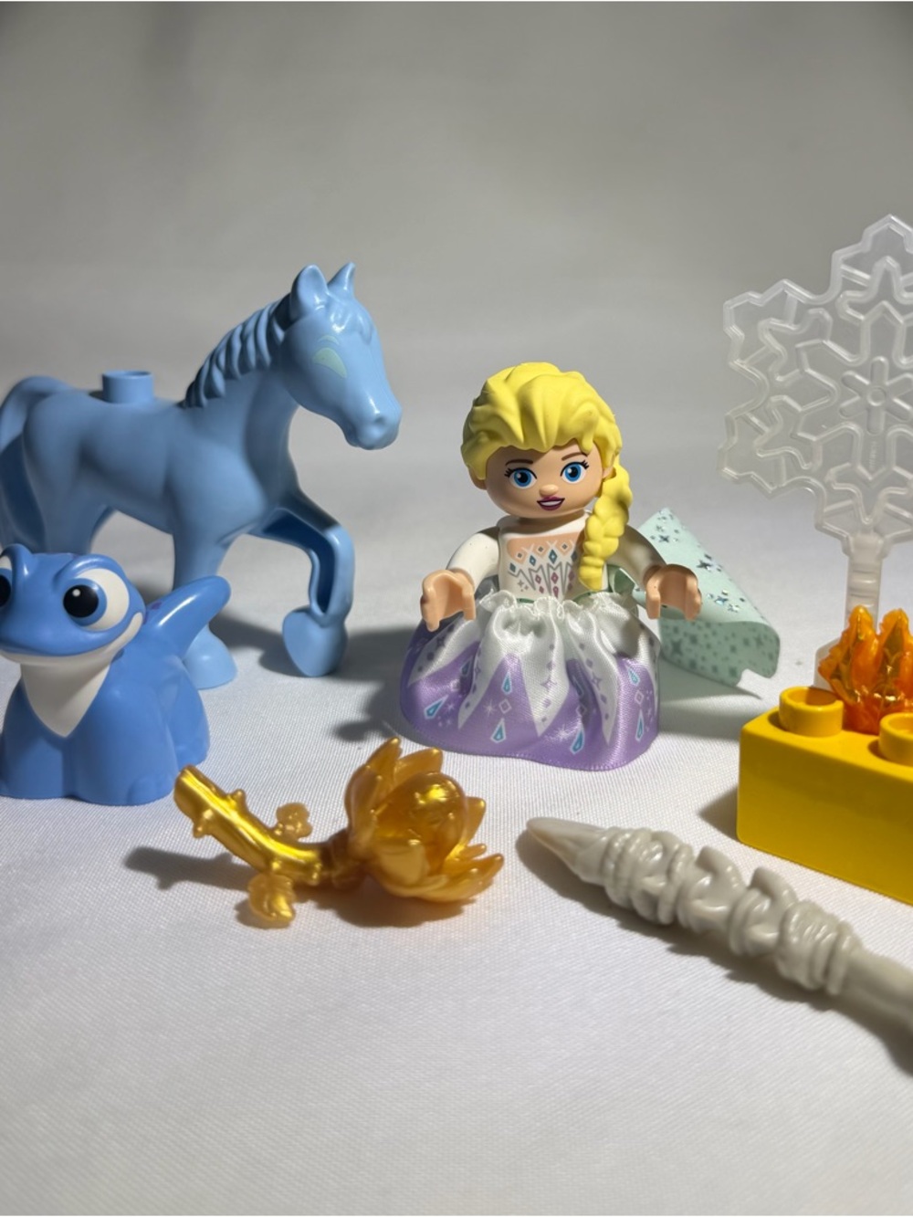 Lego Elsa Mini Figure with Blue Horse, Blue Frog and Yellow Accessories